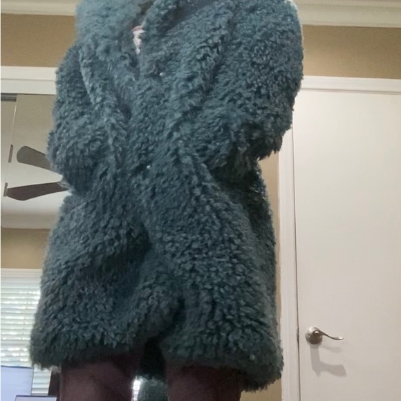 BCBG faux Fur coat, only worn once - Picture 8 of 10